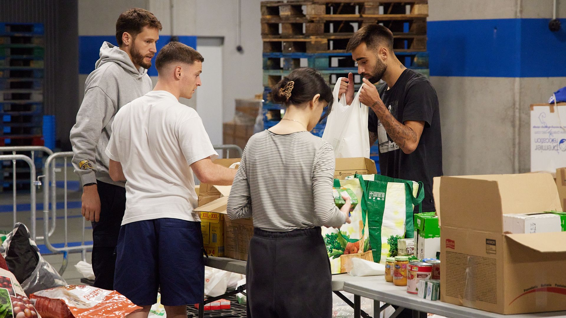Imagen secundaria 1 - Varios jugadores de la Real participan en la recogida de alimentos en el Reale Arena