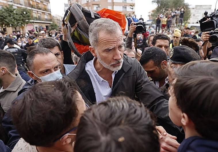 El Rey conversa con vecinos de Paiporte.