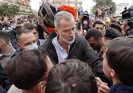 El Rey conversa con vecinos de Paiporte.