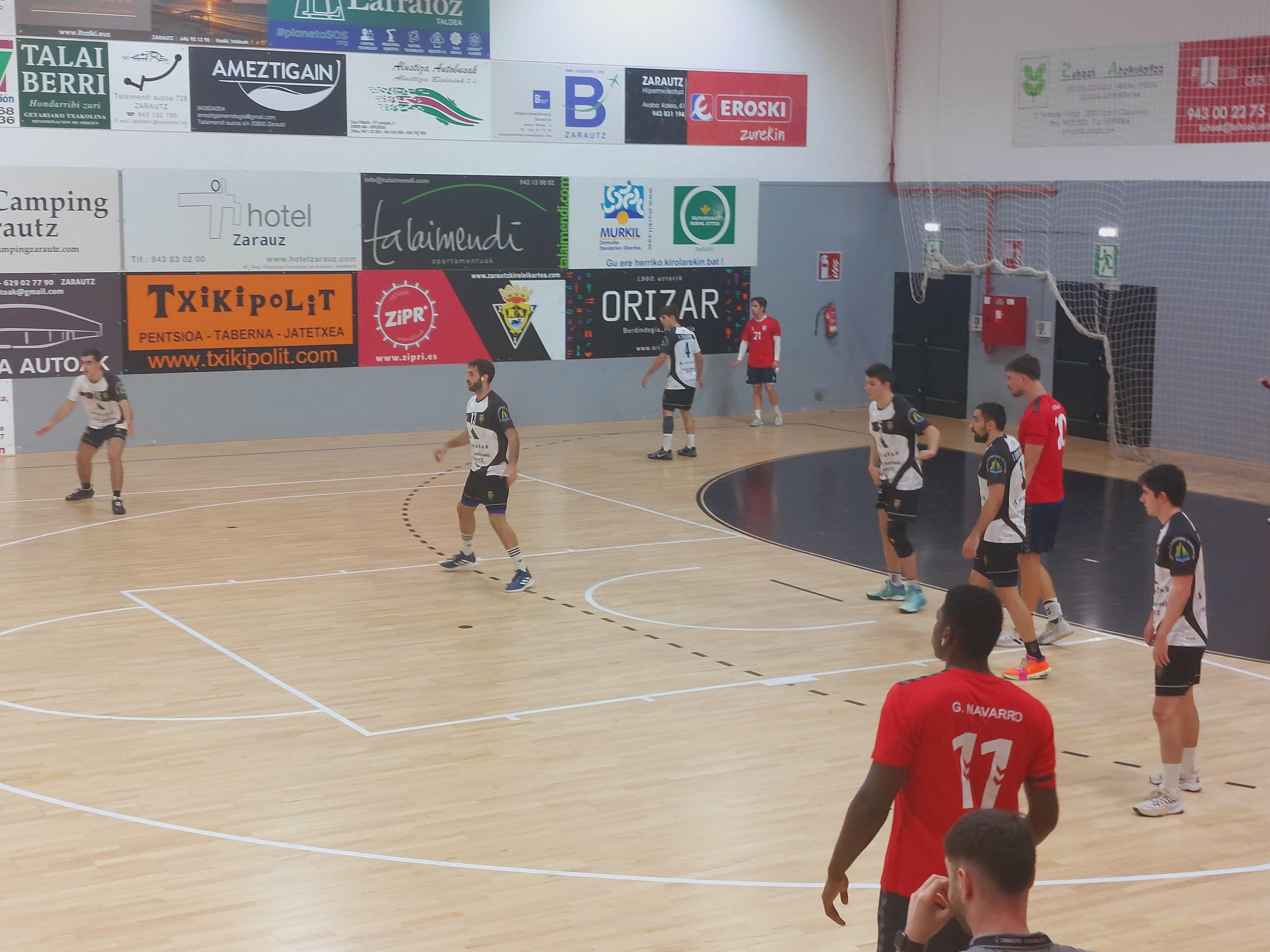 Los jugadores del Amenabar Zarautz defendiendo un ataque del Alicante.