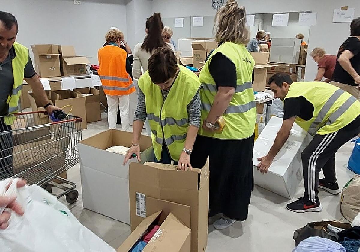 Recogida de ayuda con destino a Valencia en una asociación de jubilados de Irun.