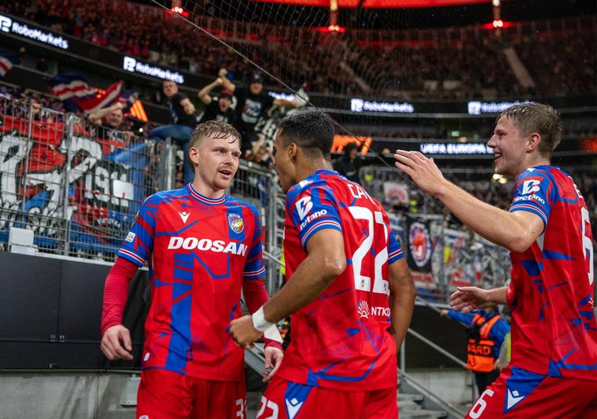 Sulc, Cadu y Cerv celebranun gol en un partido de EuropaLeague esta temporada.