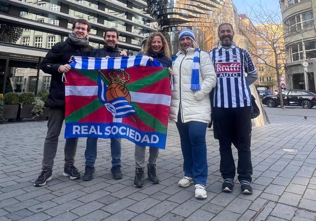 Xabi, Javi, Maite, Tina y Jon ayer de visita por Praga.