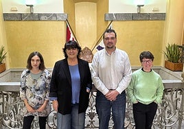 Los concejales Eva Abuin, de Elkarrekin Arrasate, Jasone Giraldo, de EH Bildu, Aritz Murua, del PSE-EE, y Agurne Juldain, del PNV, forman la Mesa de la Convivencia del Ayuntamiento que organiza el homenaje Emilia Larrea