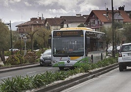 El autobús urbano Hondarribia-Irun, circulando junto al polideportivo.