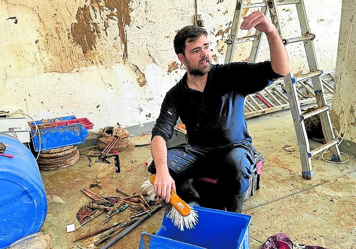 Víctor Ballester limpiando el local donde trabaja.