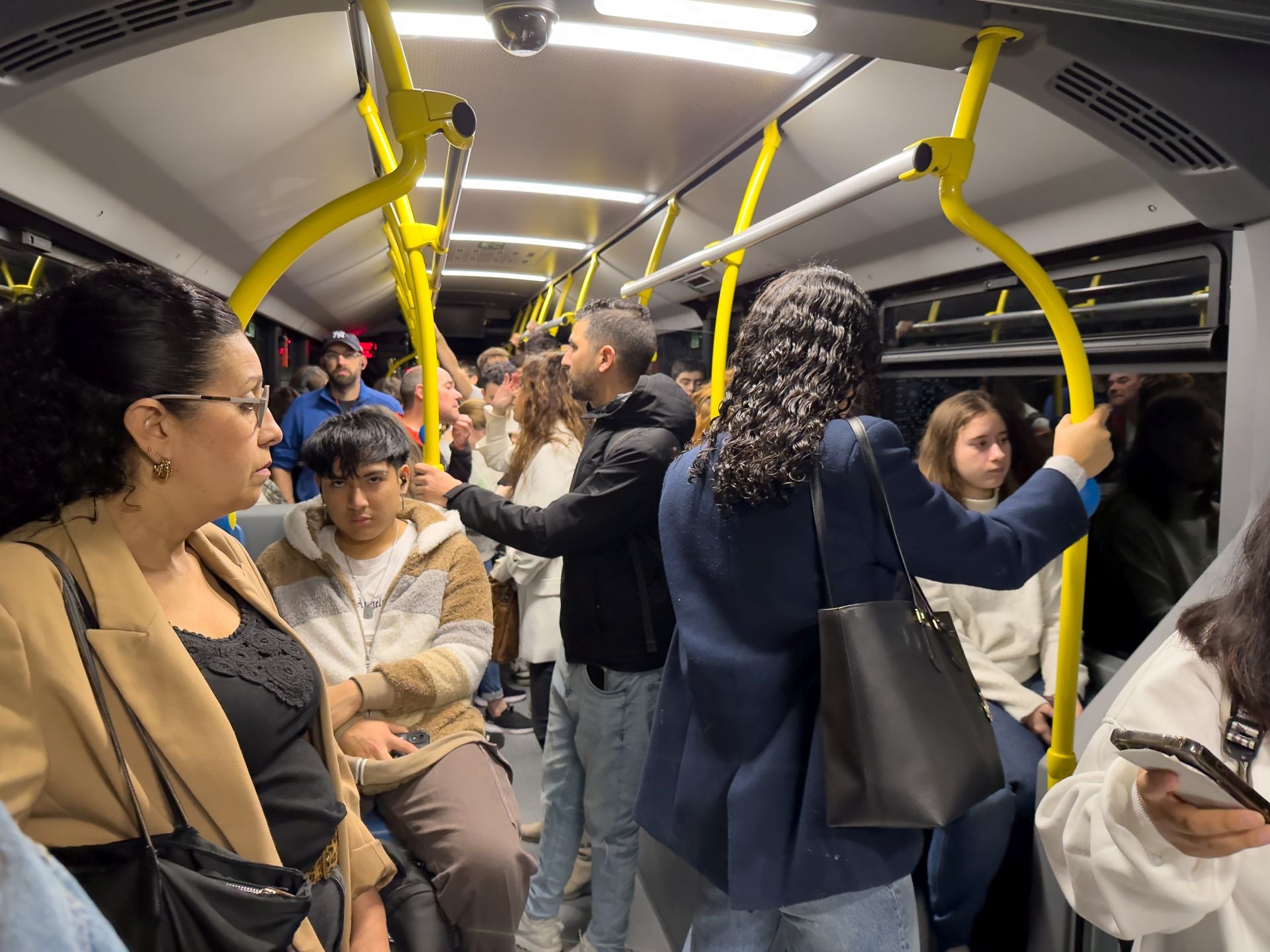 A día de hoy, los goierritarras deben coger un tren en Beasain, y hacer transbordo en Tolosa, para coger un autobús que viaja por la N-I hasta Donostia, trayecto que la mayoría de los usuarios hacen de pie.