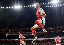 Mikel Merino celebra su primer gol con la camiseta del Arsenal.