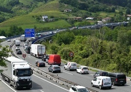 Tráfico denso cerca del peaje de Zarautz de la AP-8.