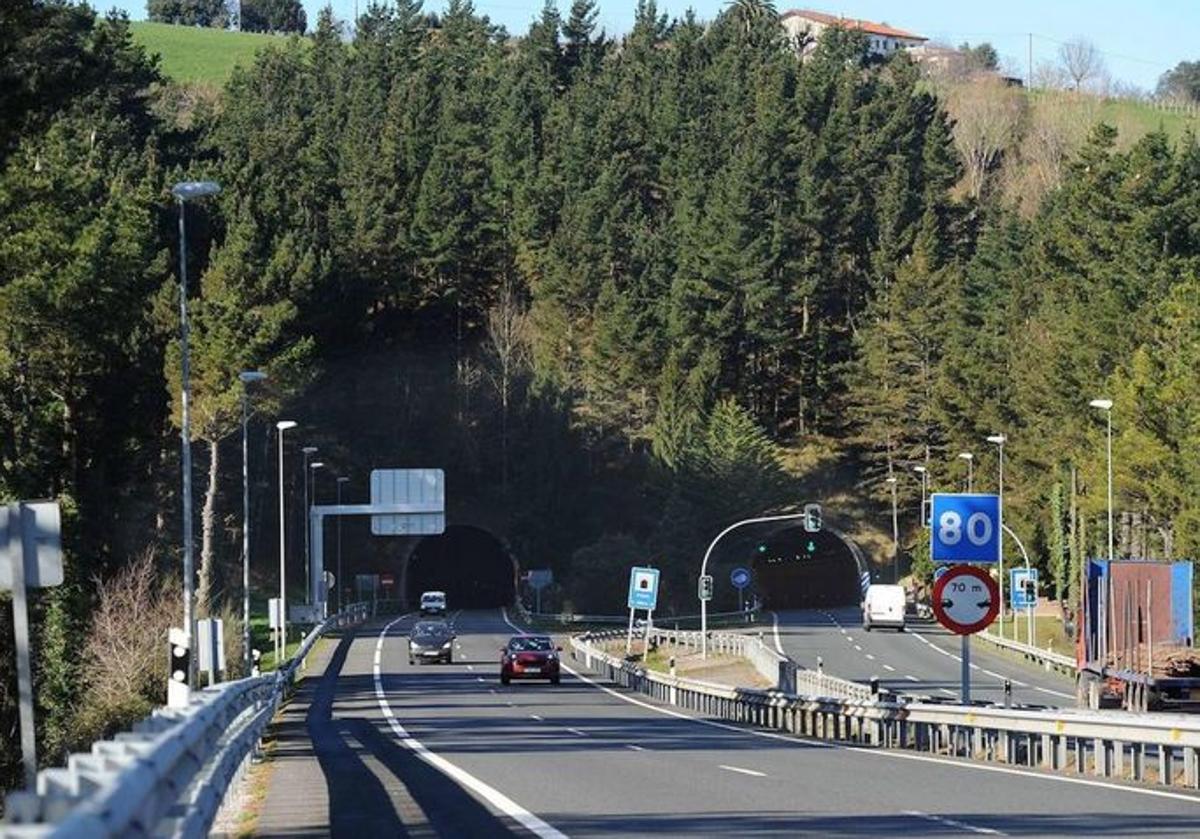 La AP-8 entre Zumaia y Eibar, a su paso por el túnel de Itziar.