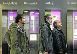 Los directores Aitor Arregi y Jon Garaño y Eduard Fernández, caracterizado como Marco, durante el rodaje en uno de los lugares de la memoria en Alemania.