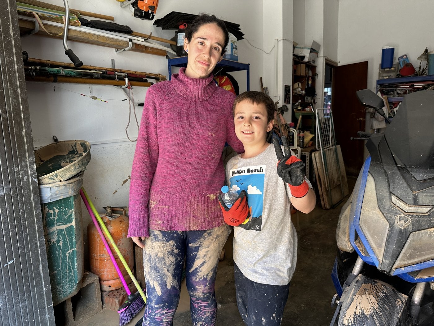 Esperanza y Hugo en el bajo de su vivienda