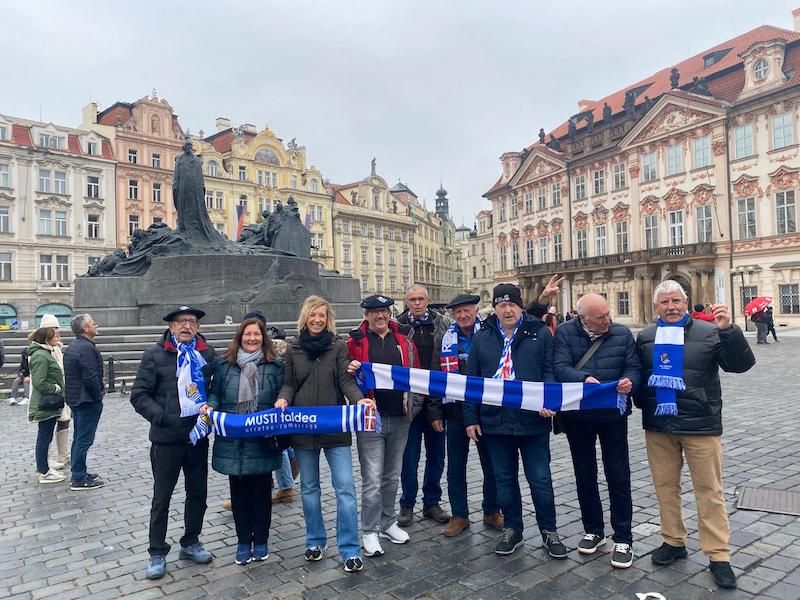 Los integrantes de Musti Taldea posan en la Plaza de la Ciudad Vieja de Praga