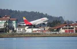 Un avión de Iberia despega en el aeropuerto de Hondarribia.