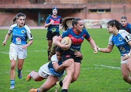 Una jugadora del ERT maneja el oval ante varias contrincantes.