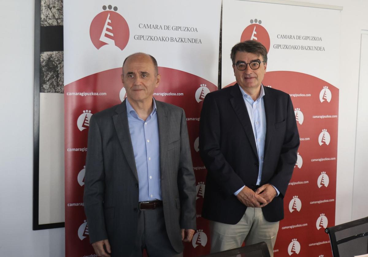 El director de marketing e innovación, Iñigo Muguruza, y el director general de la Cámara, Javier Zubia, este miércoles en la presentación del informe.