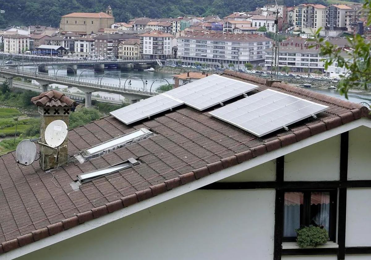 Placas fotovoltaicas en una vivienda de Aia.