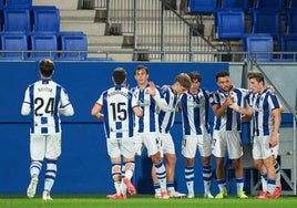 Los futbolistas del Sanse celebran el gol de Goti.