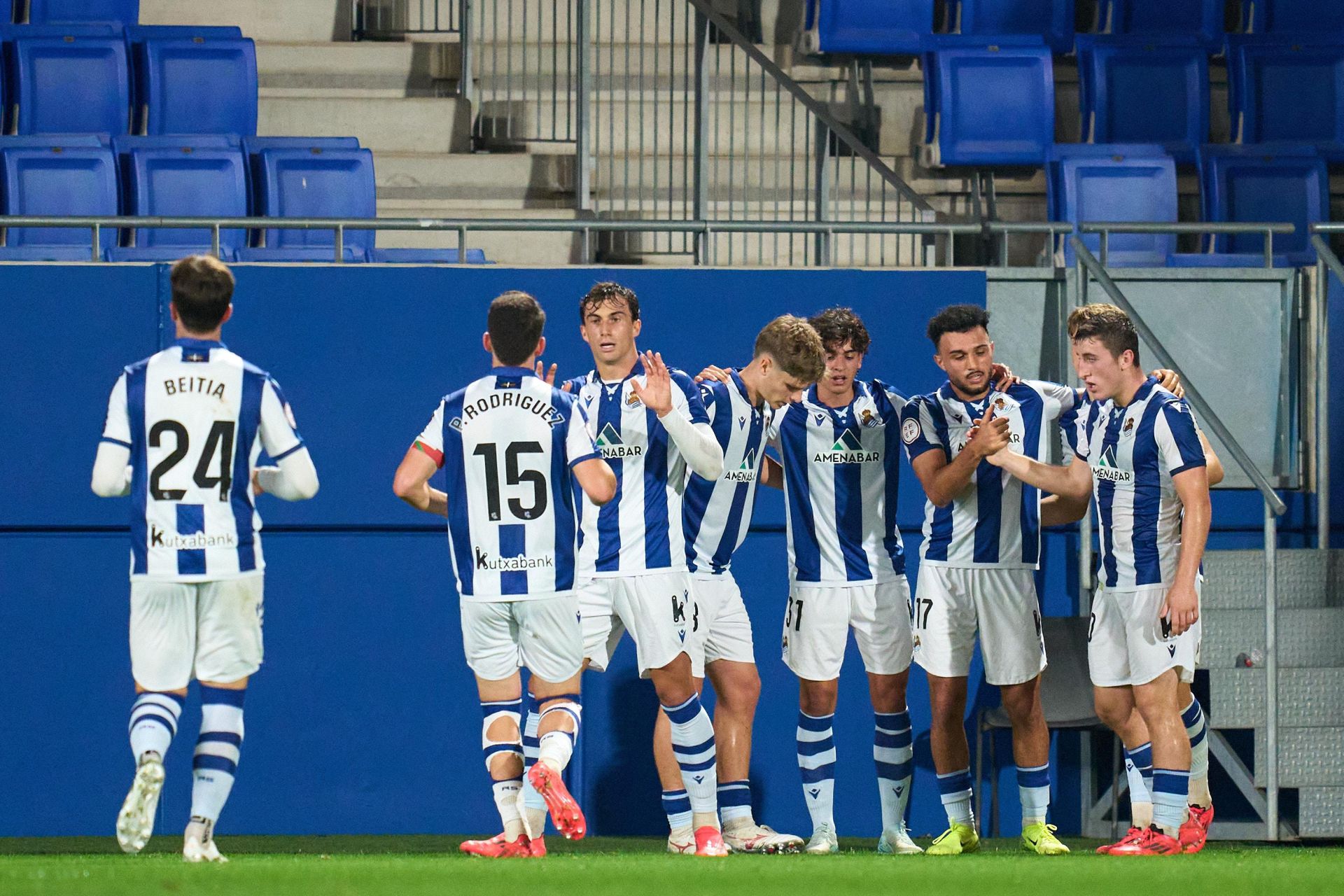 Los futbolistas del Sanse celebran el gol de Goti.