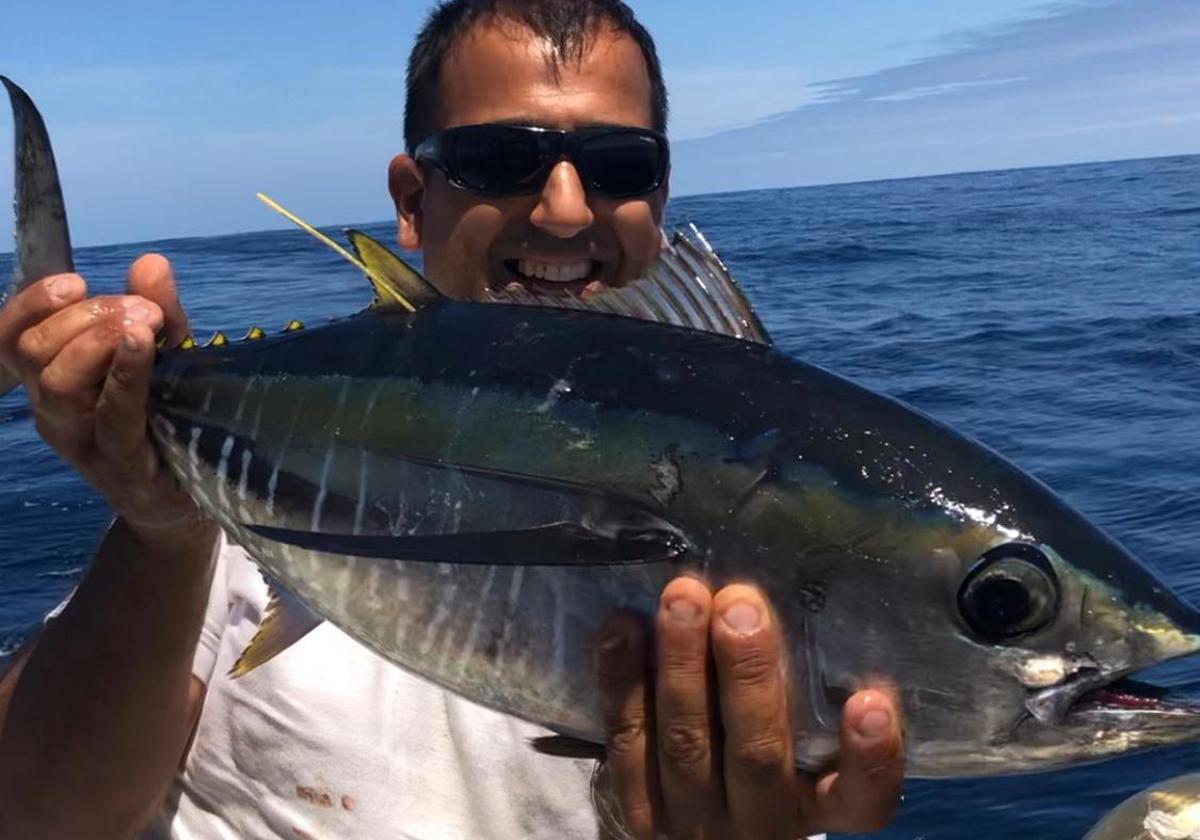 El pescador Imanol Ansa con el ejemplar de atún patudo, recién marcado.