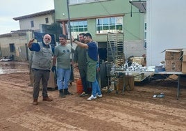 El chef José Andrés en Valencia junto a voluntarios de un catering de ayuda a afectados.