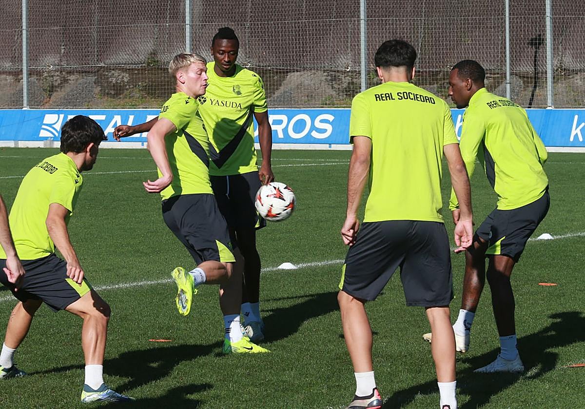 Óskarsson golpea el balón durante un rondo en el entrenamiento de este miércoles en Zubieta.