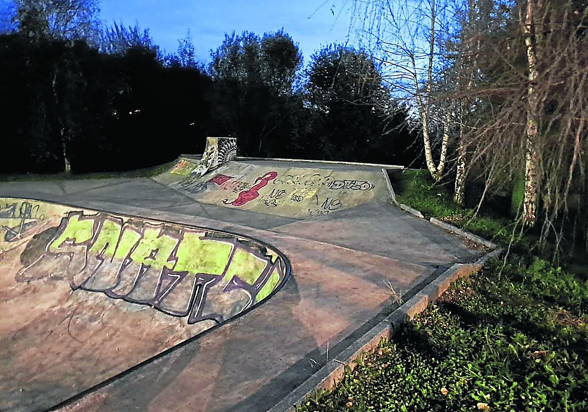 Escribe I. Hernández: «Las canchas de fútbol y el skatepark de Pagola se quedan sin luz los fines de semana y los niños no las pueden aprovechar. A partir de las 18.00 ya no hay luz natural y no se puede jugar. A pesar de haber focos en ambas instalaciones, no las encienden. Por favor, necesitamos luces ya que hay pocos sitios donde se pueda practicar el skate y el fútbol».