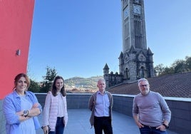 Maialen Fidalgo, Jon Luqui e Igor Zubillaga con Cristina Glez. Uribesalgo, jefa de obra, en el renovado edificio.