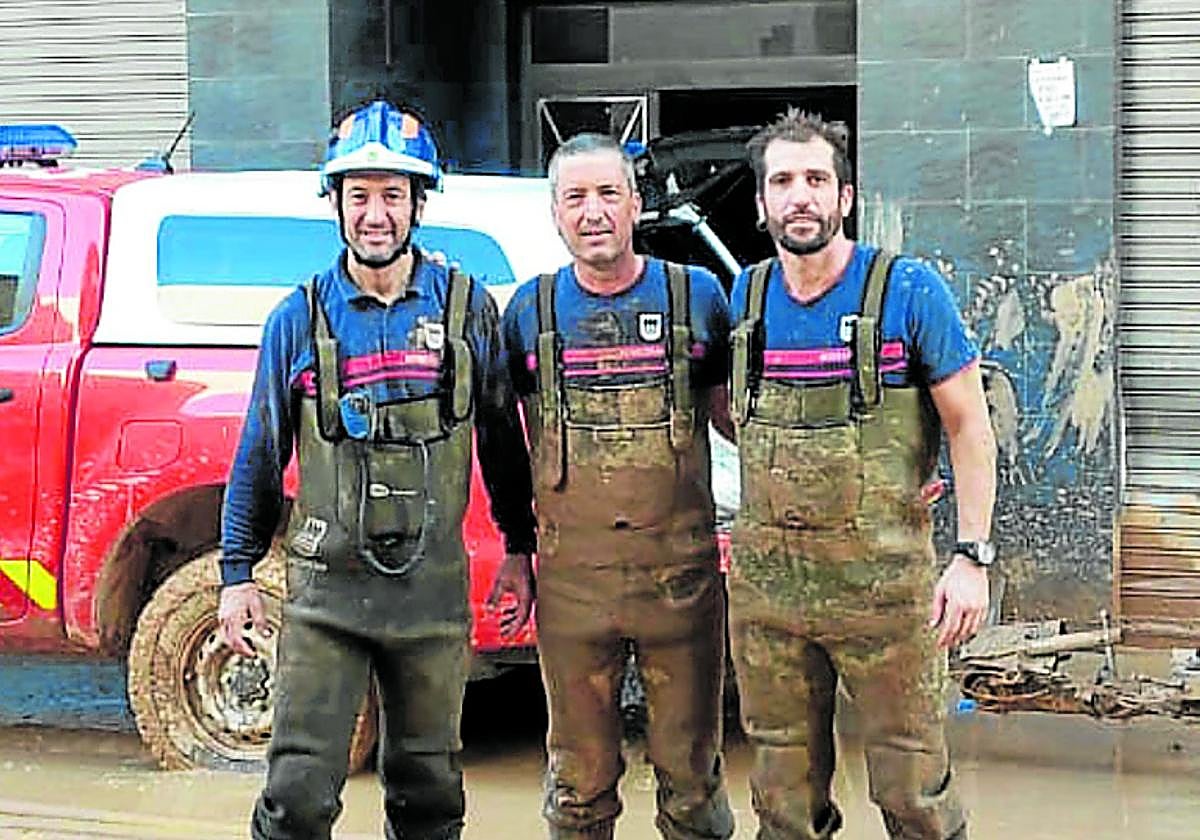 Tres voluntarios de los bomberos de Gipuzkoa.