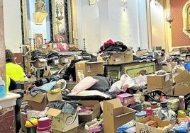 La iglesia del barrio La Torre de Valencia está llena de artículos de primera necesidad.