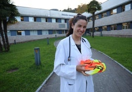 Helene Alberdi, ante el ambulatorio de Zarautz, con sus zapatillas de correr.