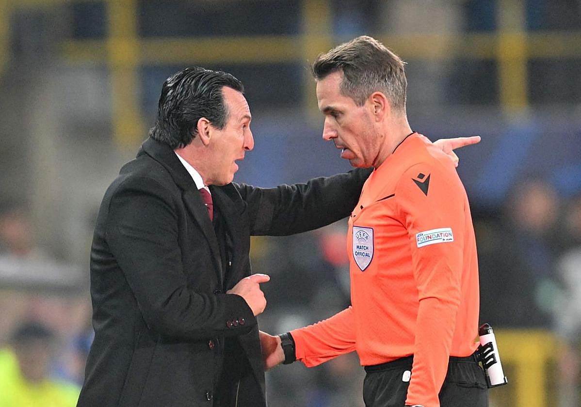 Unai Emery dialoga con el árbitro del Brujas - Aston Villa.