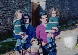 Memoria. El electricista zestoarra Sánchez Sierro y su esposa María Pilar Lintojunto a sus tres hijas.