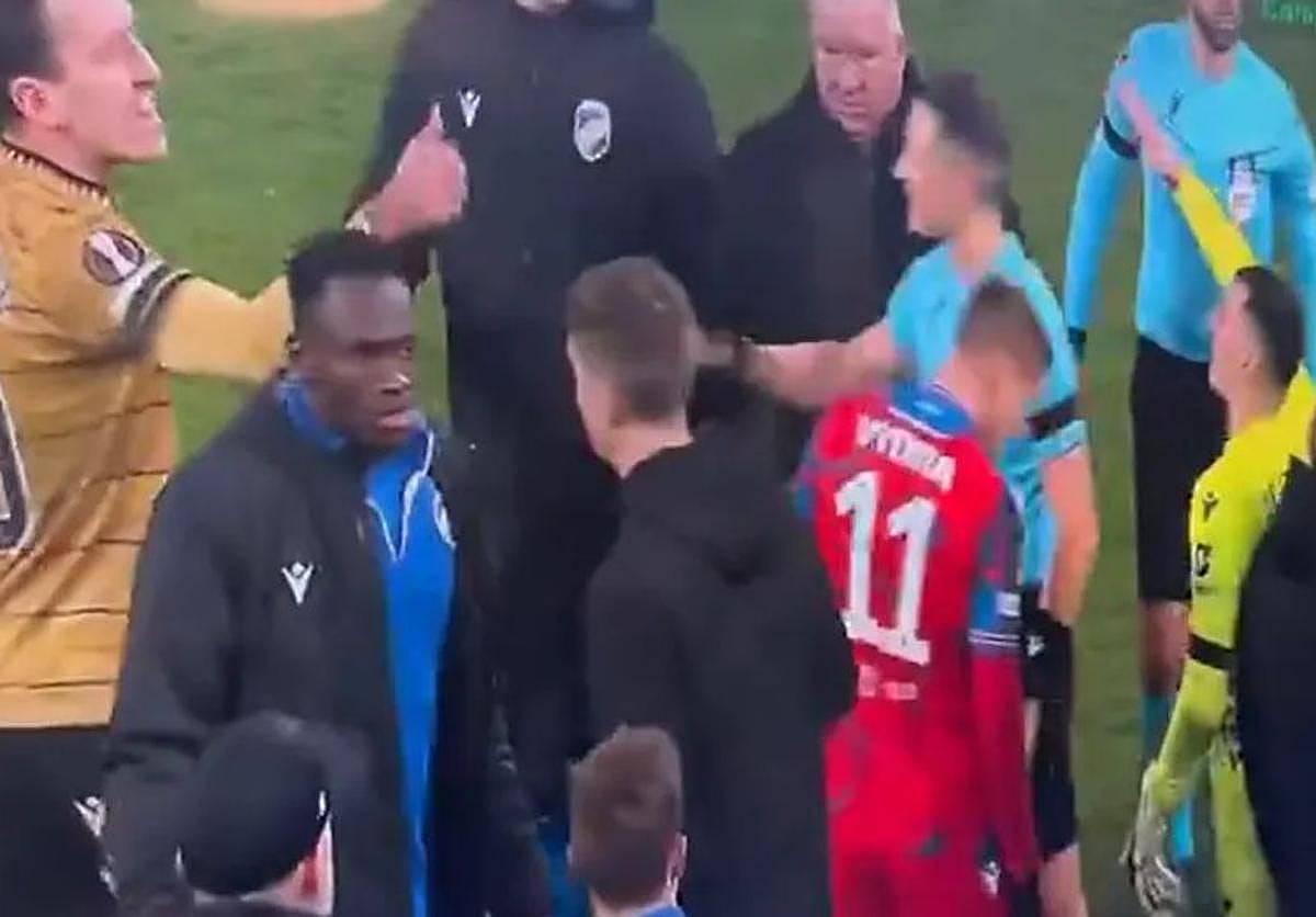 El portero Jedlicka realiza este gesto ante las recriminaciones de Oyarzabal