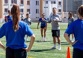 Las jugadoras reciben indicaciones de Yerai Martin en un entrenamiento en el Anexo de Ipurua.