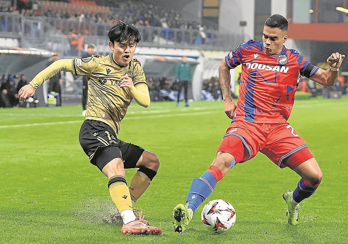 Kubo trata de centrar y evitar a Cadu en un lance del choque de este jueves en Pilsen.