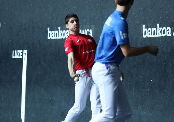 Julen Sotil suelta un derechazo en el Izarraitz de Azpeitia.