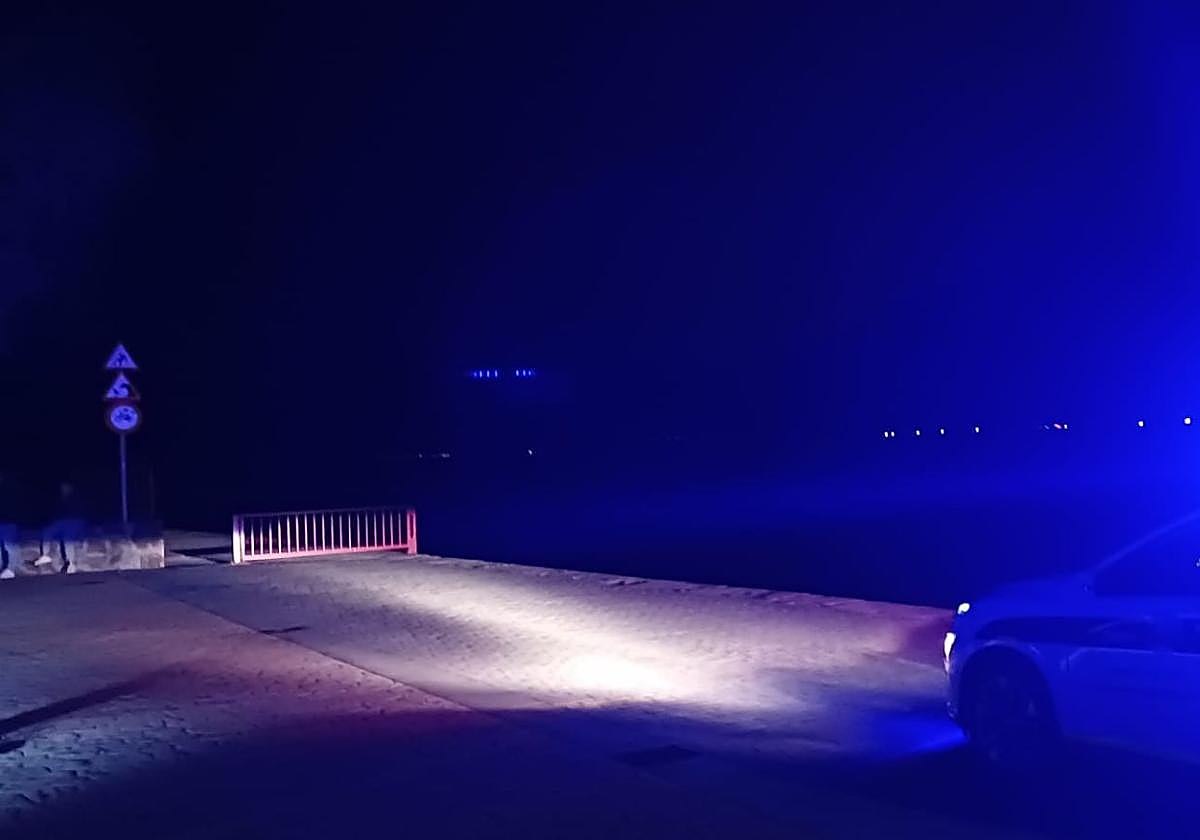 Lugar desde el que la mujer se ha precipitado al mar.