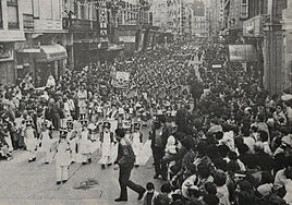 Más de 3.000 niñas y niños desfilaron repartidos en 29 compañías en el Tamborrada Infantil de 1985. En 2025 participarán 45 companías con más de 4.700 escolares en sus filas.