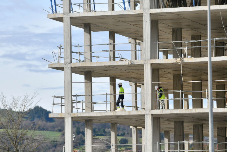 Dos obreros trabajan en un edifio que se está construyendo en Zarautz.