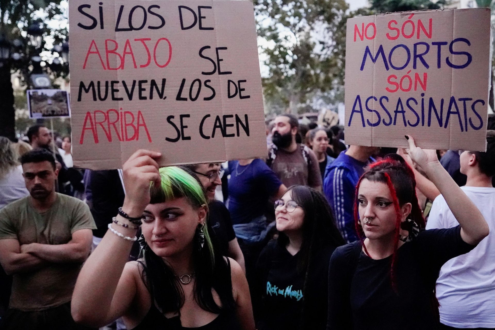 Una multitud se manifiesta para pedir la dimisión de Mazón