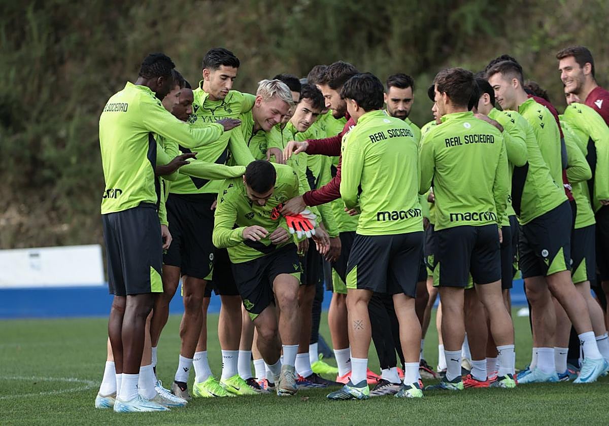 Barrene recibe en el entrenamiento el clásico 'pasillo' por su regreso.