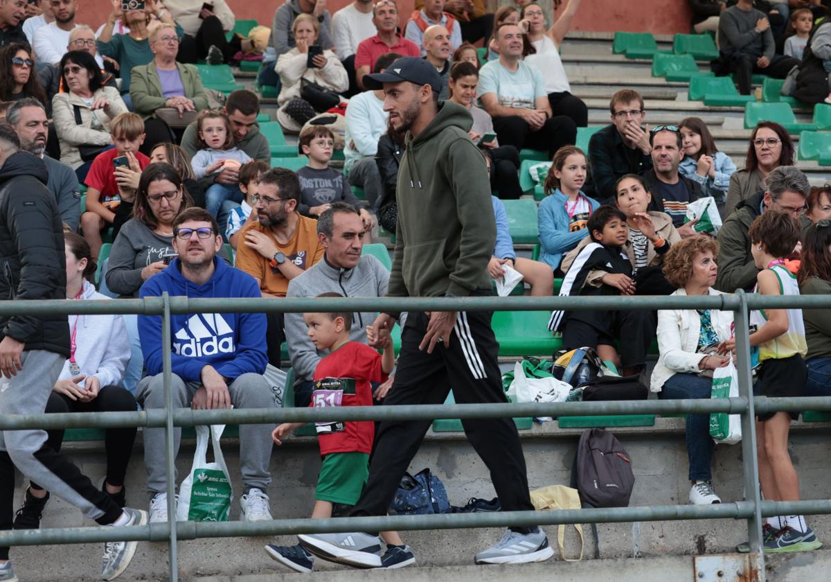 Chakib Lachgar, ganador de la Behobia en 2019 y 2023, acompaña a su hijo Luqman, en el Miniestadio de Anoeta en la Behonia Txiki.