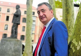 Aitor Esteban en los Jardines de Albia, en Bilbao, con la estatua de Sabino Arana y la sede del PNV de fondo.