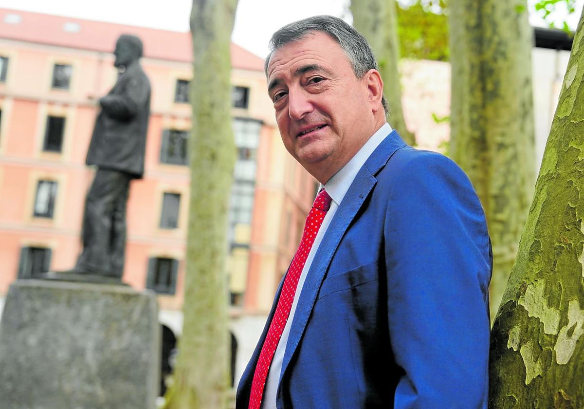 Aitor Esteban en los Jardines de Albia, en Bilbao, con la estatua de Sabino Arana y la sede del PNV de fondo.