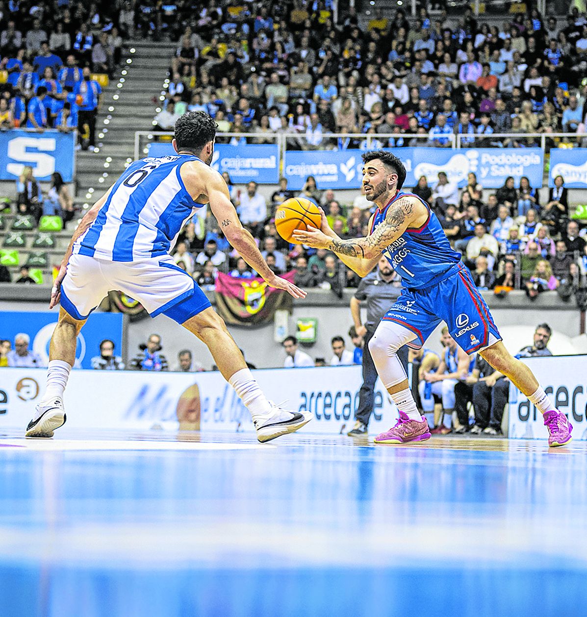 Aitor Zubizarreta defiende a Didac Cuevas, ayer en el Coliseum de Burgos.