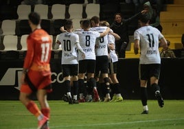 Los jugadores del Real Unión se abrazan tras lograr un gol en el Stadium Gal.