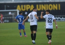 Jugadores del Real Unión celebran un gol