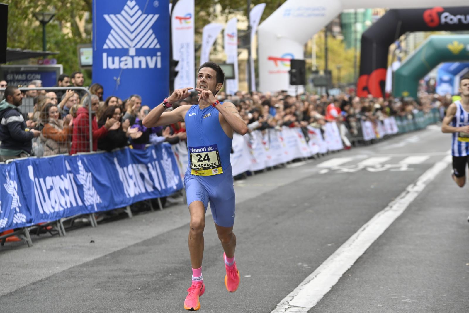 La llegada de los atletas de élite: Chakib Lachgar y Mireia Guarner, vencedores en la Behobia - San Sebastián