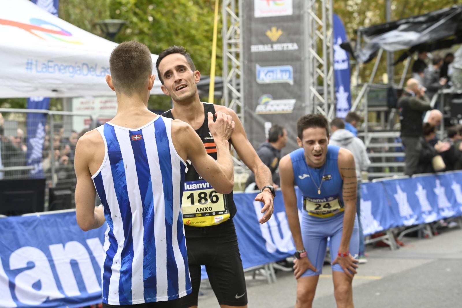 La llegada de los atletas de élite: Chakib Lachgar y Mireia Guarner, vencedores en la Behobia - San Sebastián